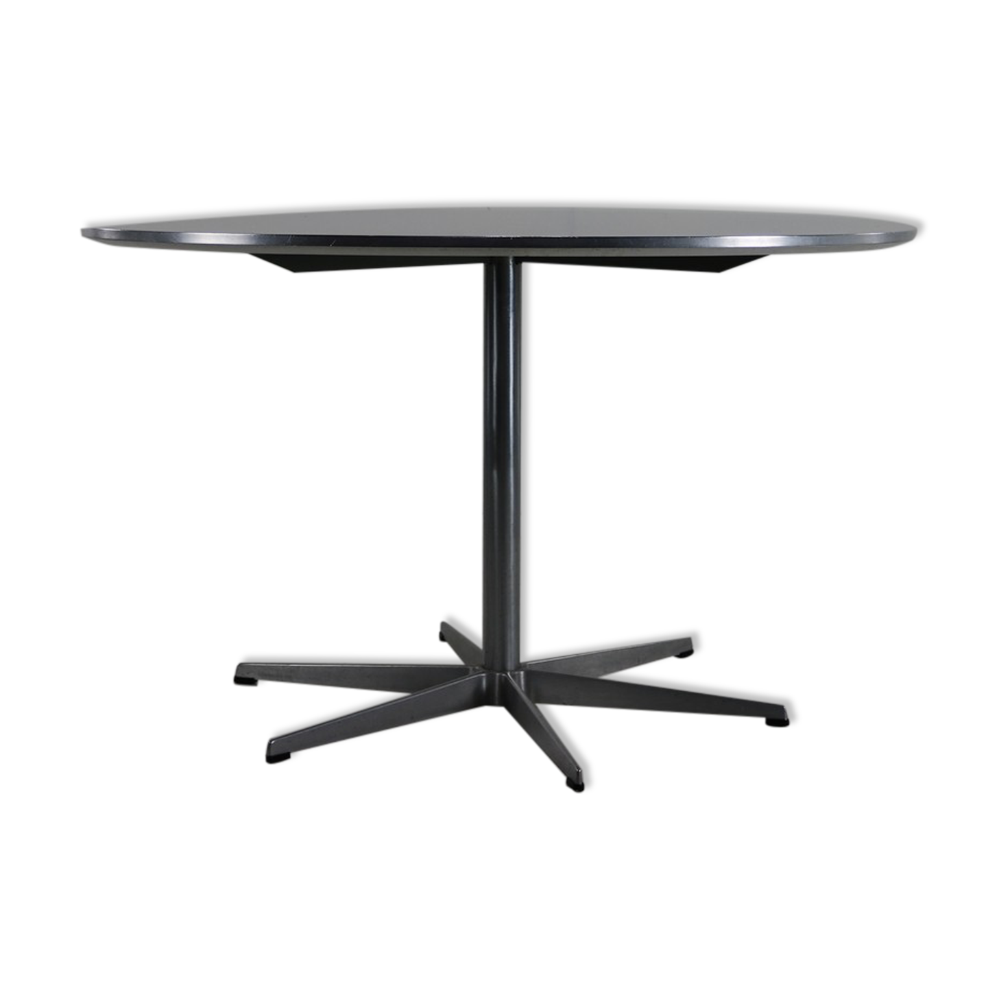 Fritz hansen dining table by arne jacobsen