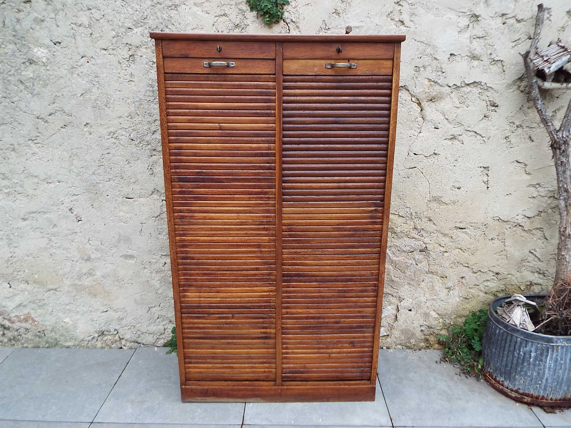 Double curtain cabinet