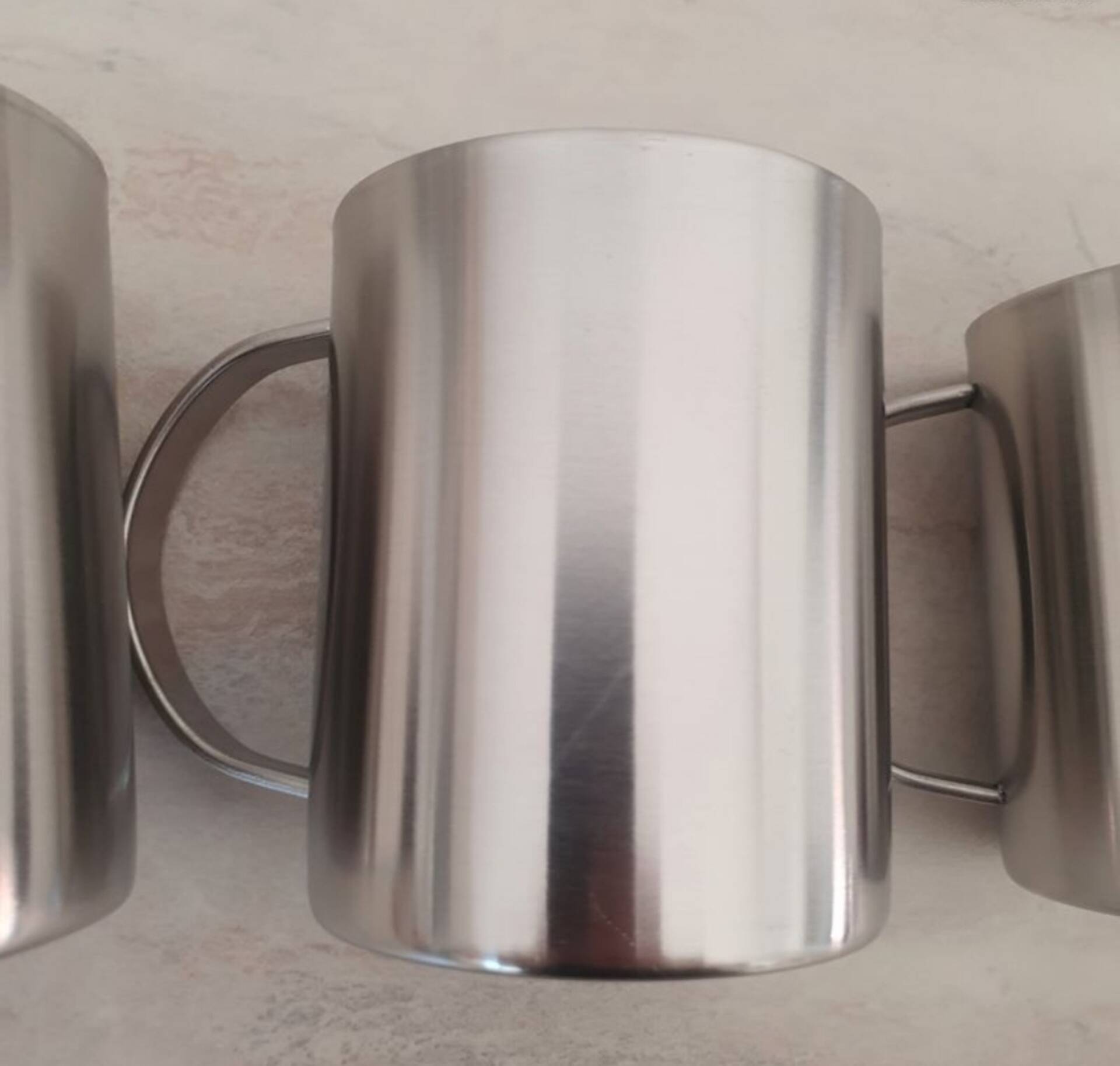 4 Grandes Tasses en inox et son support métallique