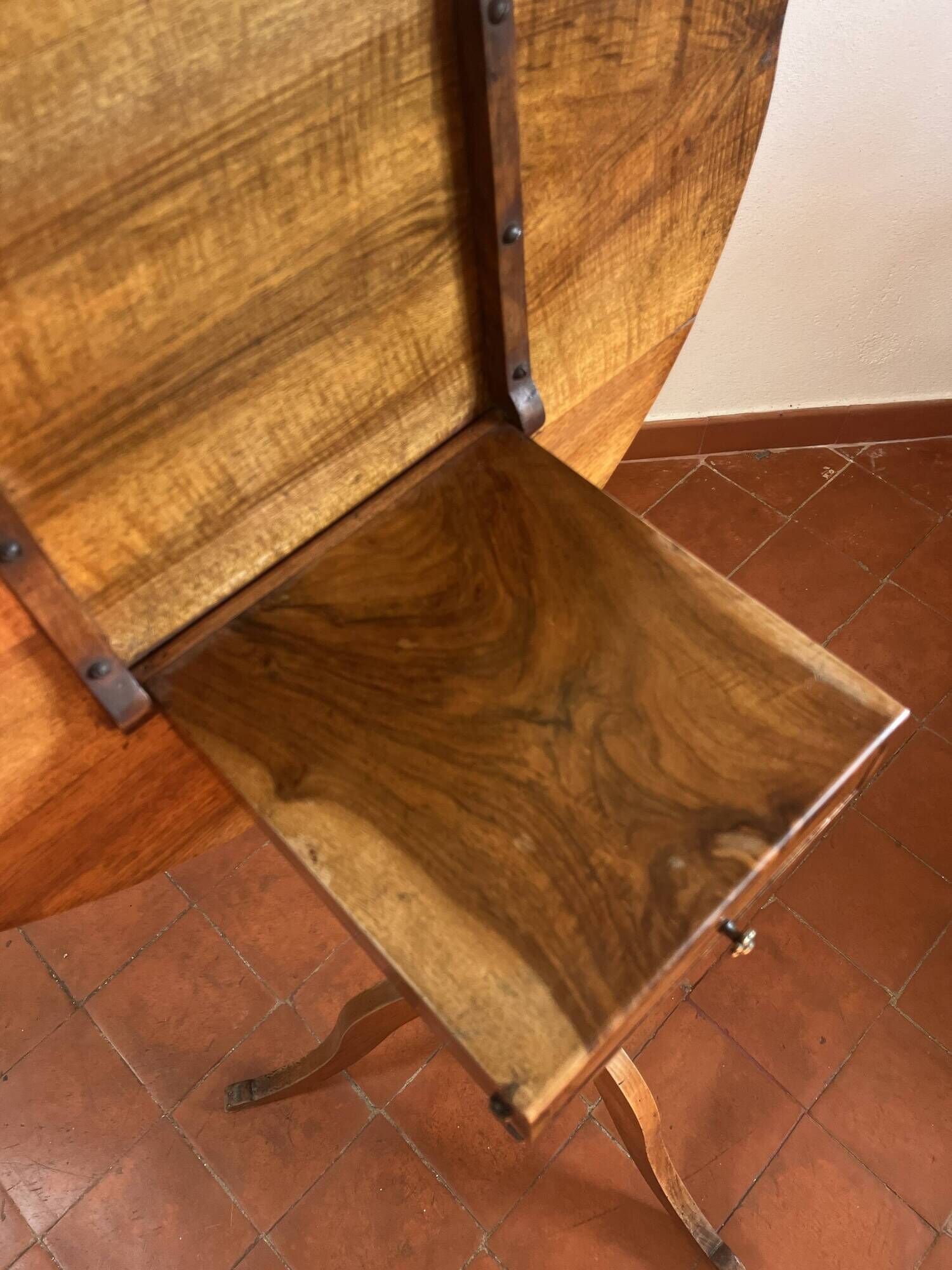 Antique guéridon with a tilting top and drawer, Louis Philippe style.