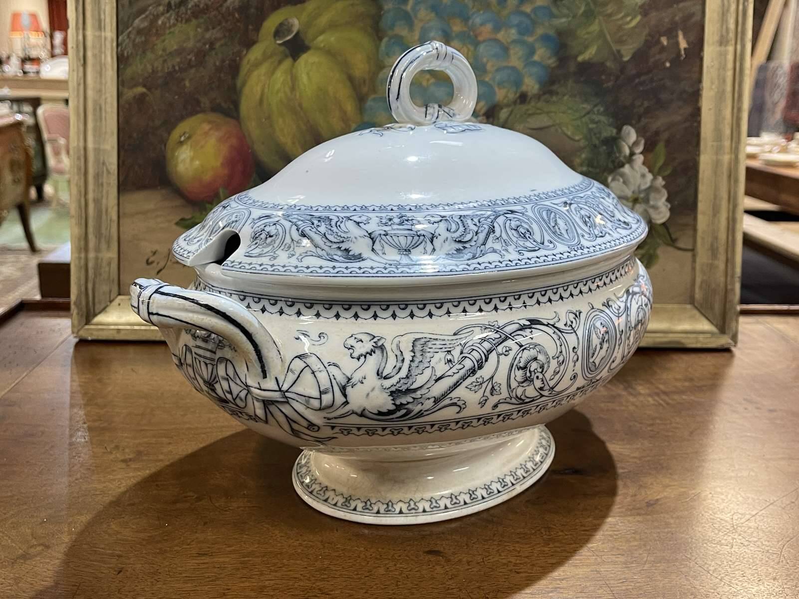 Important English Minton porcelain soup tureen, Florentine pattern