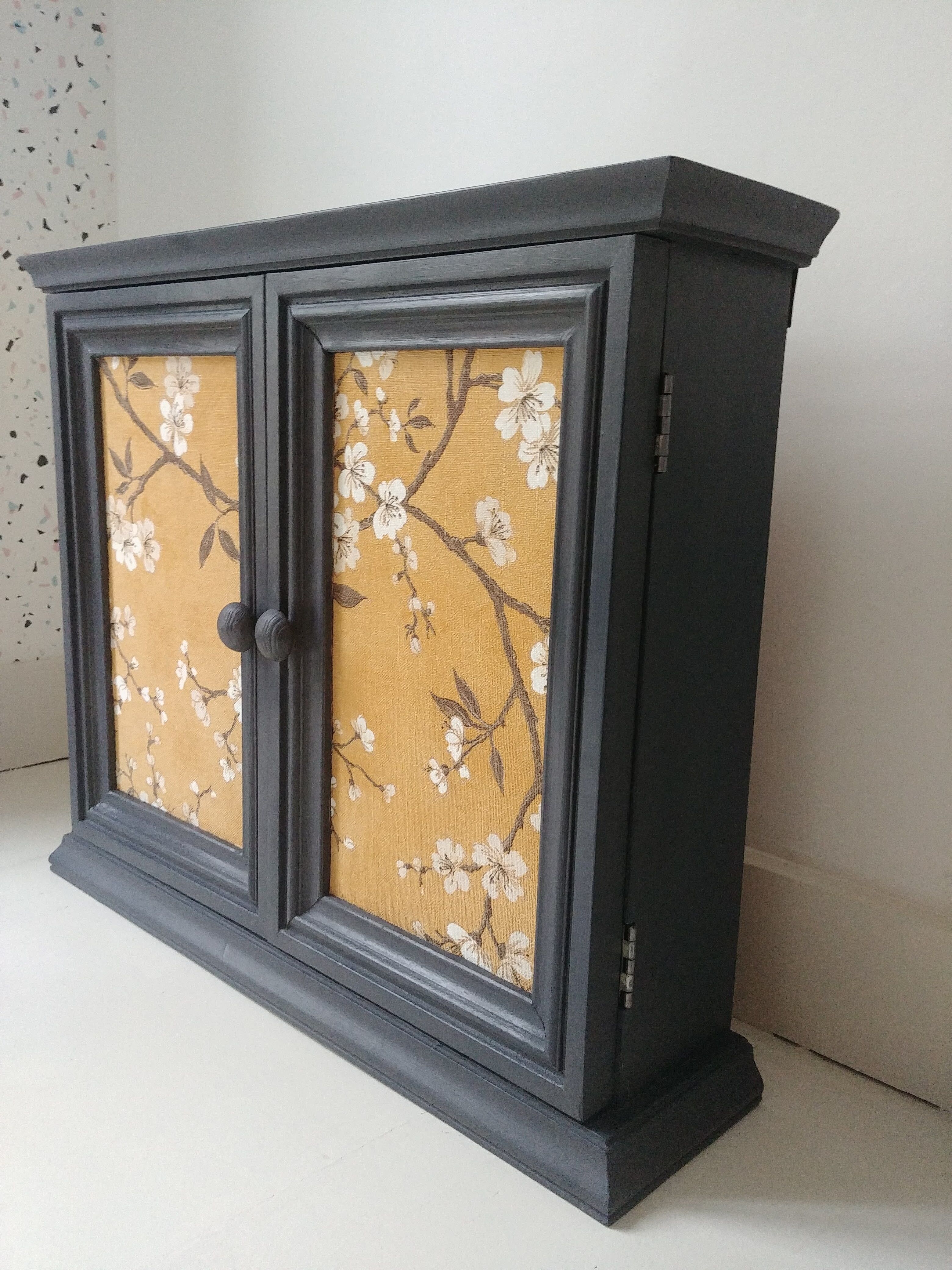 Wall cabinet