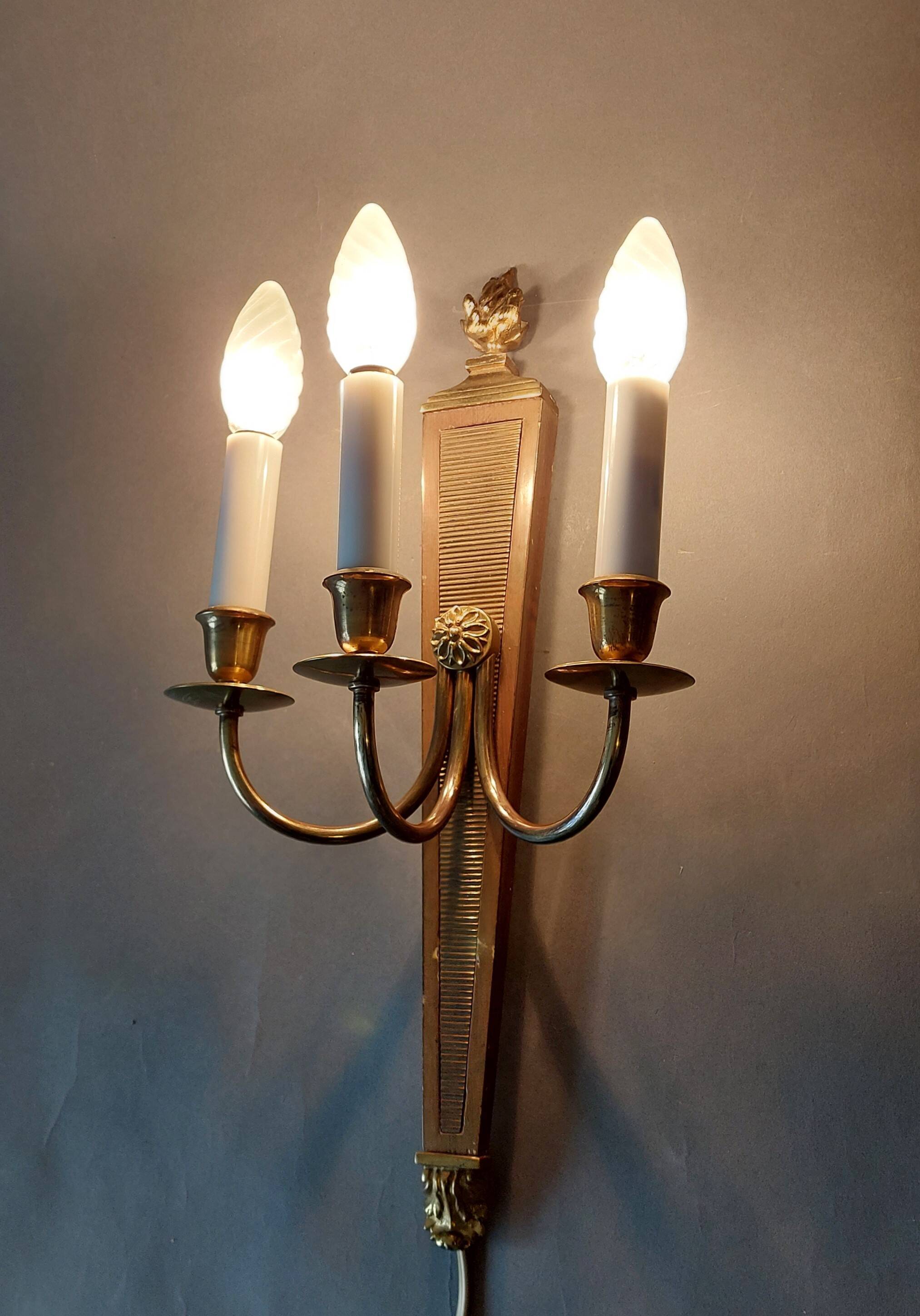 Wall lamp in the shape of a 1940 quiver with three arms, gilded brass and solid mahogany.