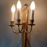 Wall lamp in the shape of a 1940 quiver with three arms, gilded brass and solid mahogany.