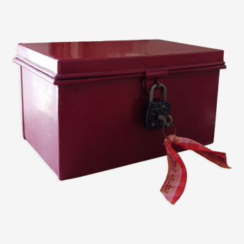 Small red chest