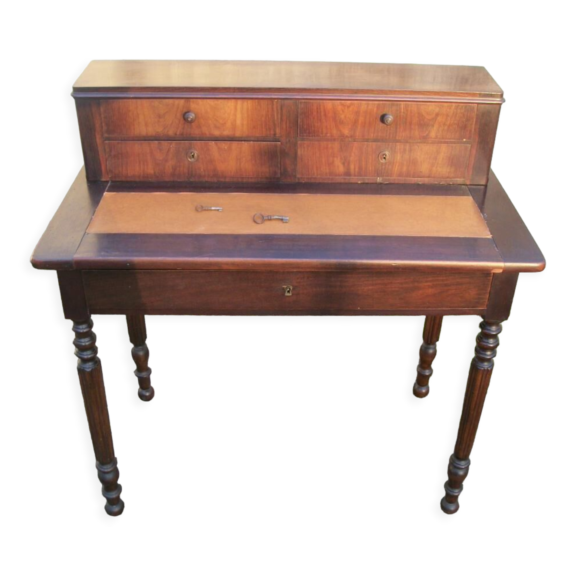 Small stepped nureau