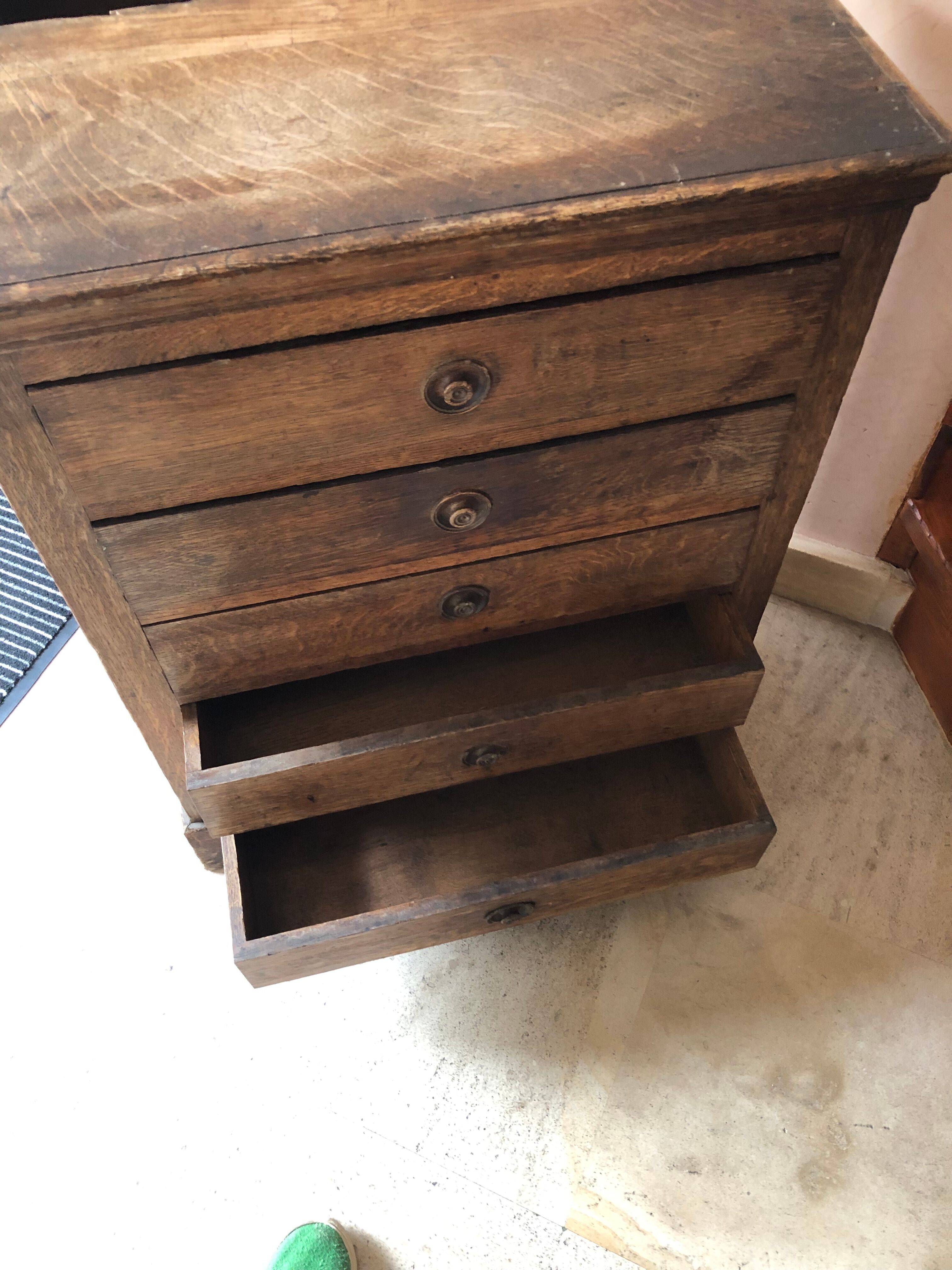 Vertical chest of drawers