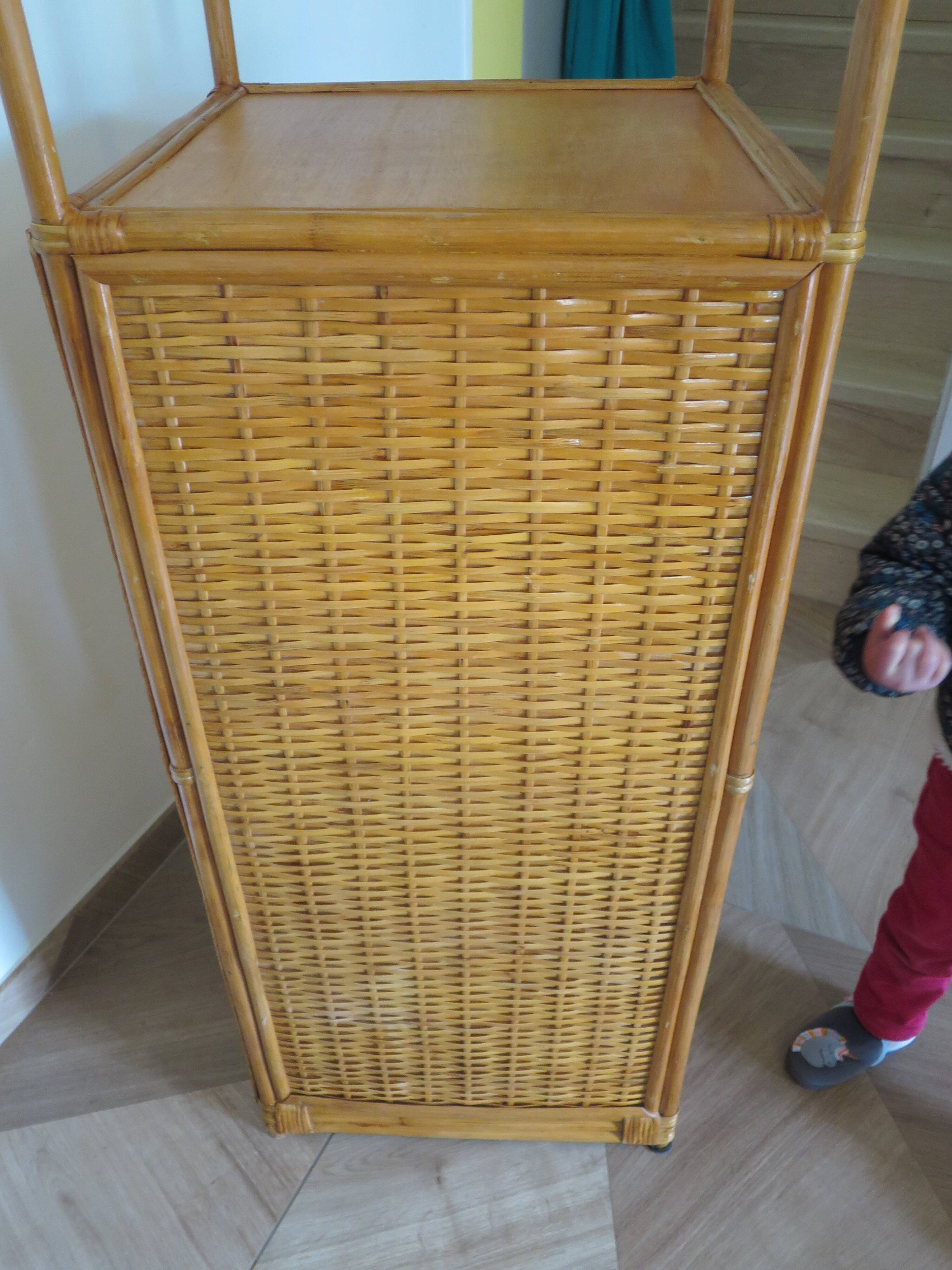 Storage column, wooden bookshelf and woven rattan.