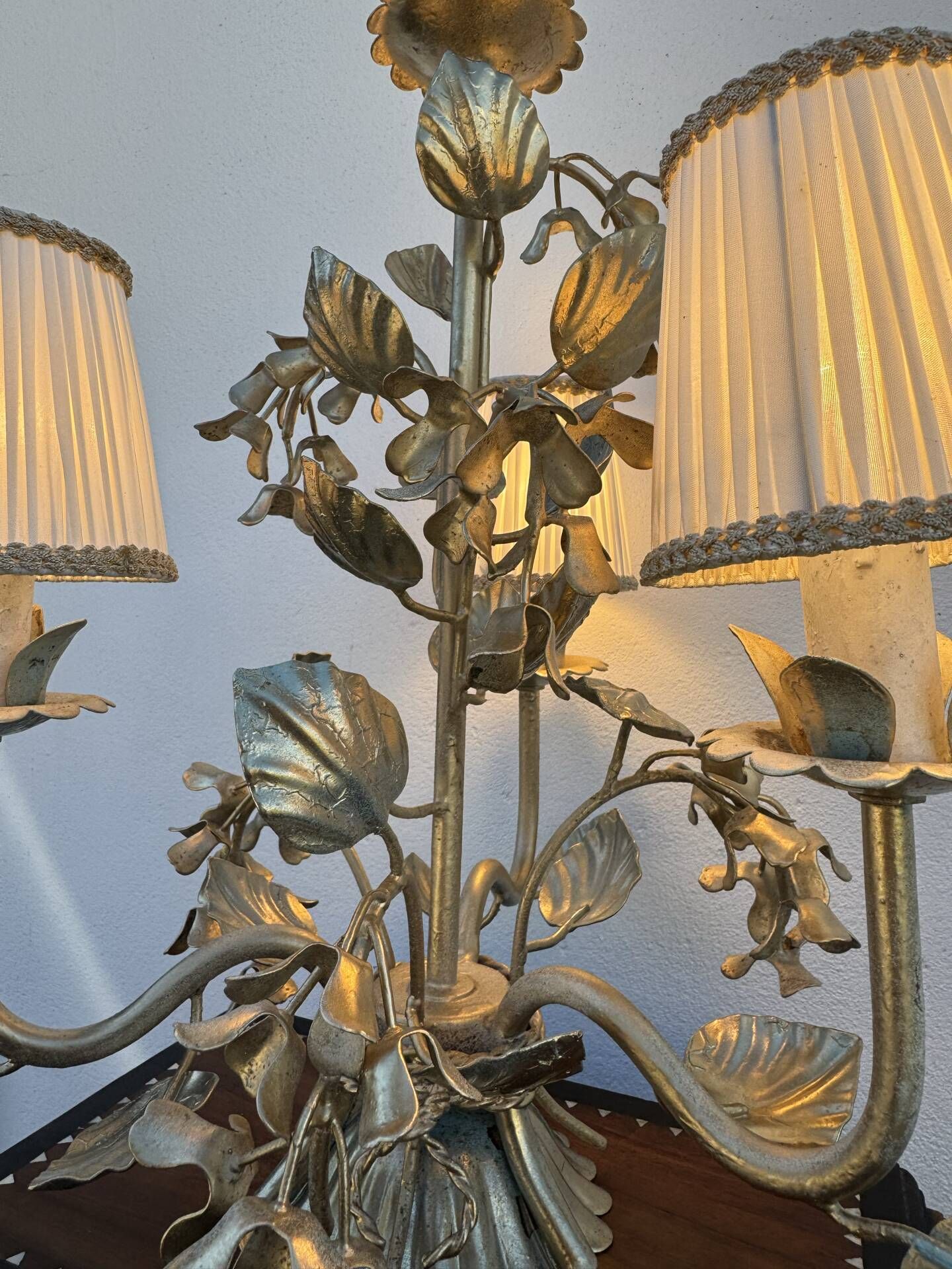 Florentine lamp with foliage from the 1970s.