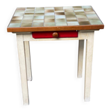 Table de cuisine blanche avec carreaux et tiroir