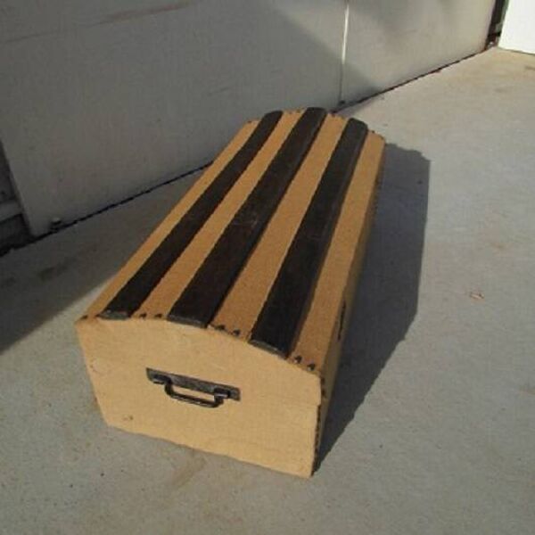 Belle malle , coffre bombée, ancienne , jute et bois