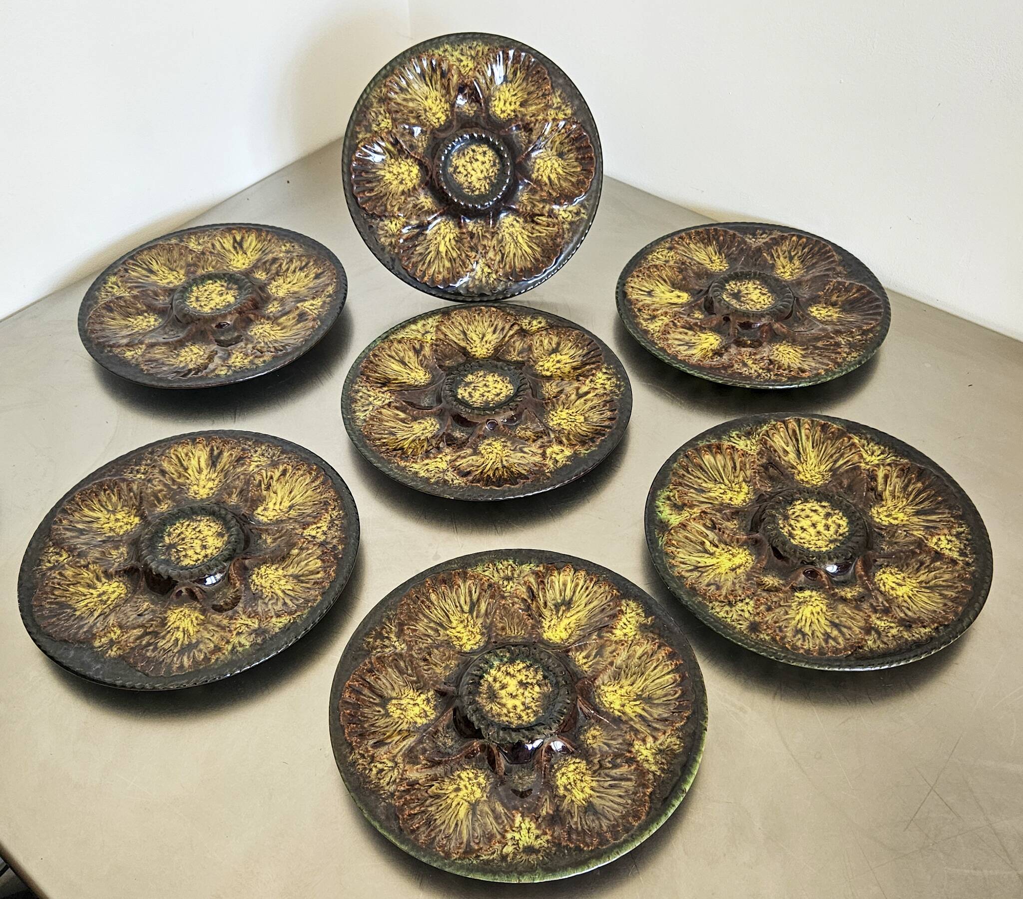 7 assiettes à huitres, vintage Vallauris Marius Giuge.