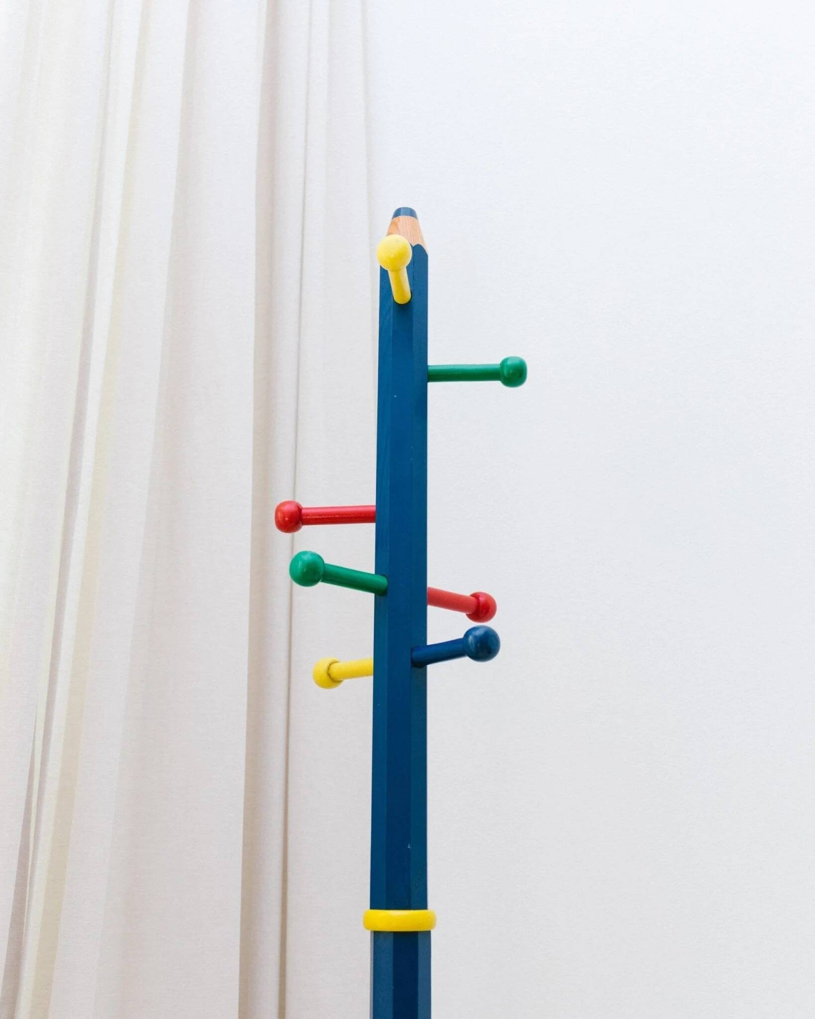Vintage 1980s coat rack in the shape of a pencil - Pierre Sala style - Memphis Pop Art design - 80s 90s