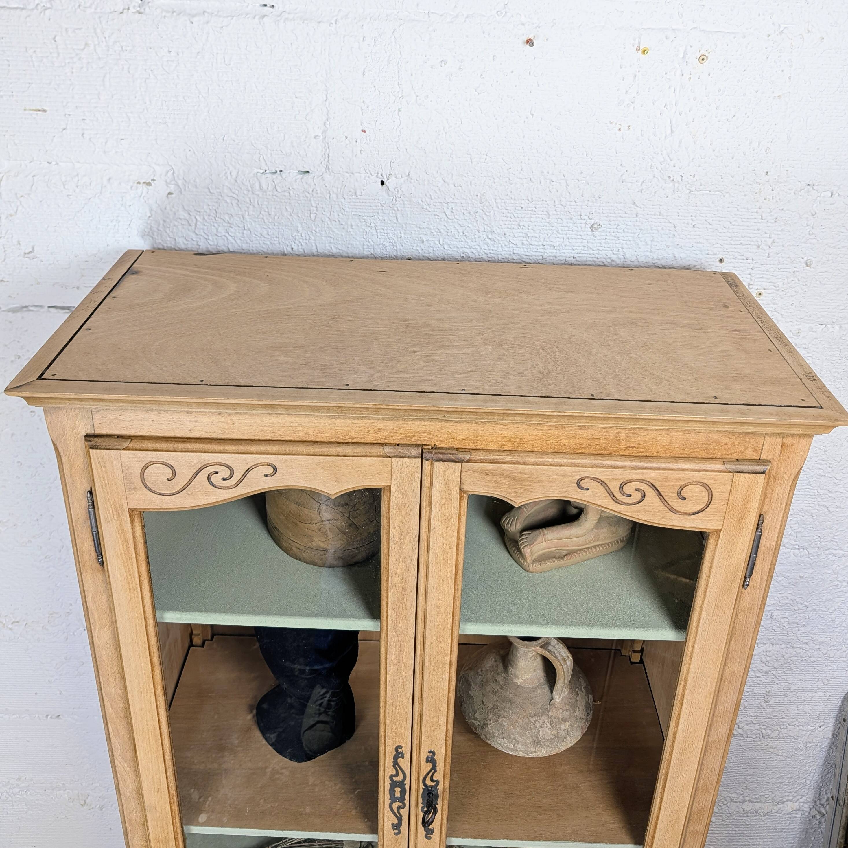 Louis XV display cabinet style