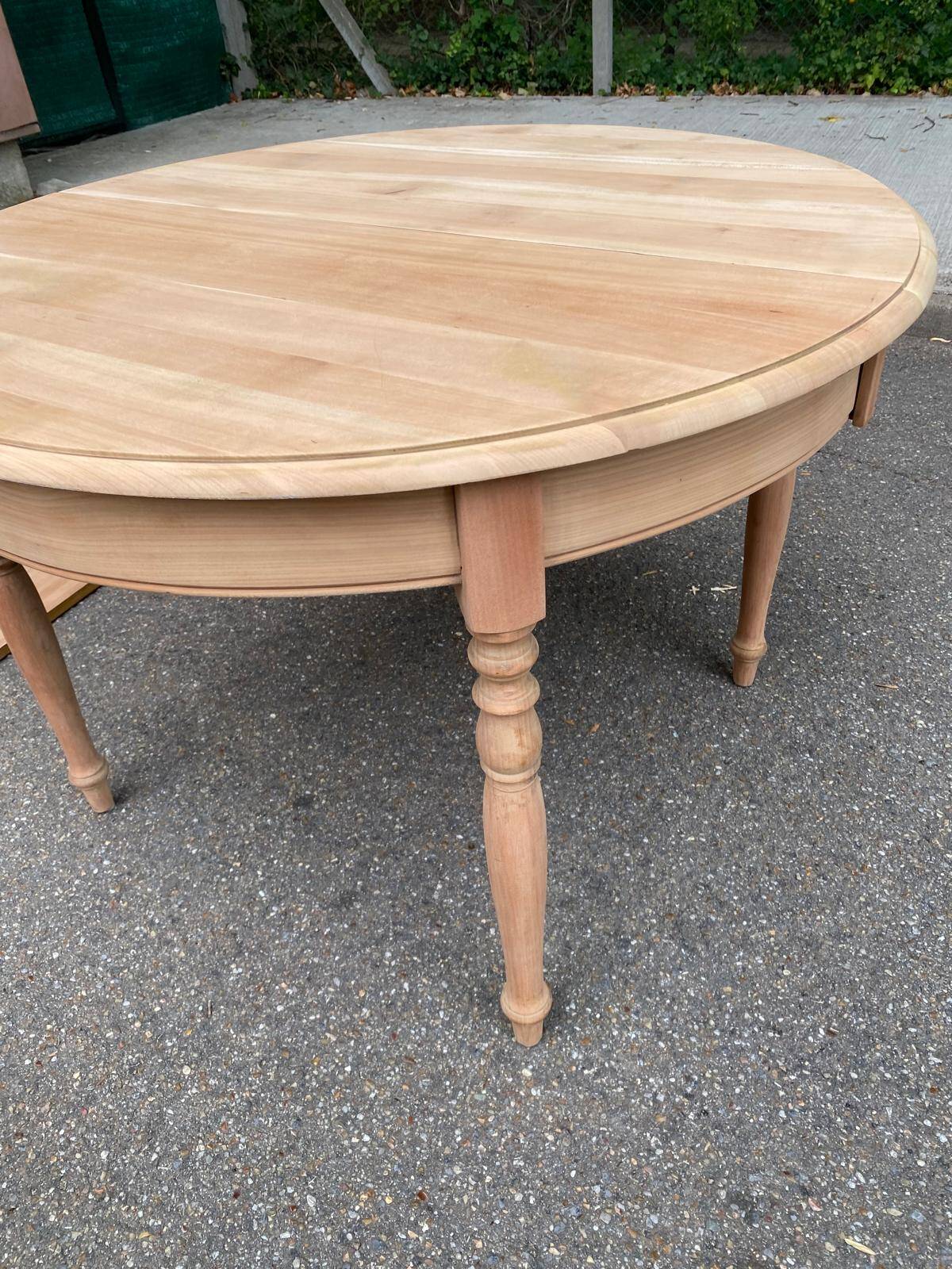 Table à manger ronde extensible Louis Philippe décapée en merisier massif 1
