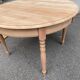 Table à manger ronde extensible Louis Philippe décapée en merisier massif 1