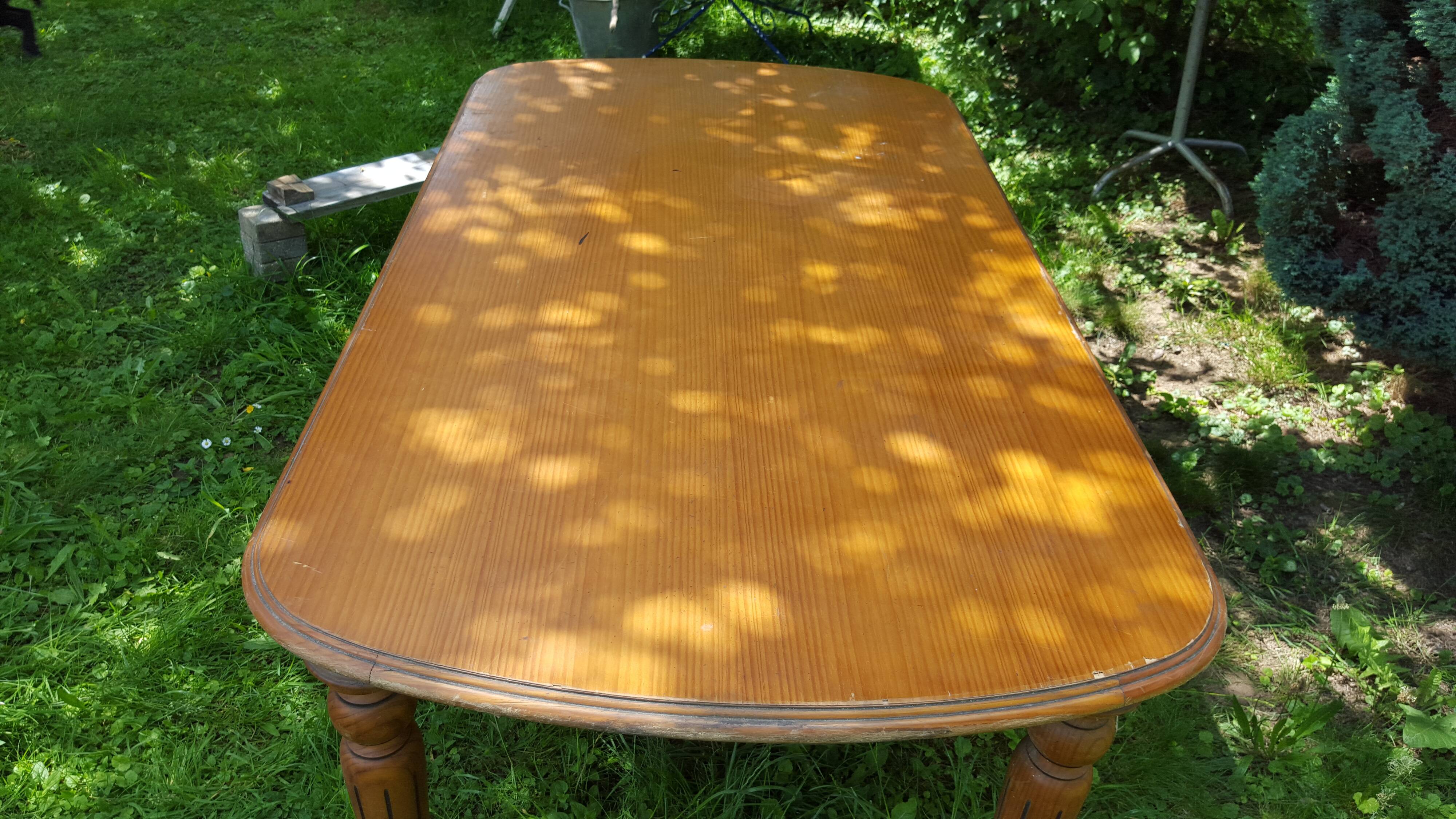 Country table fluted feet and turned