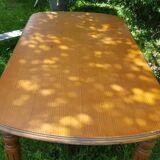Country table fluted feet and turned