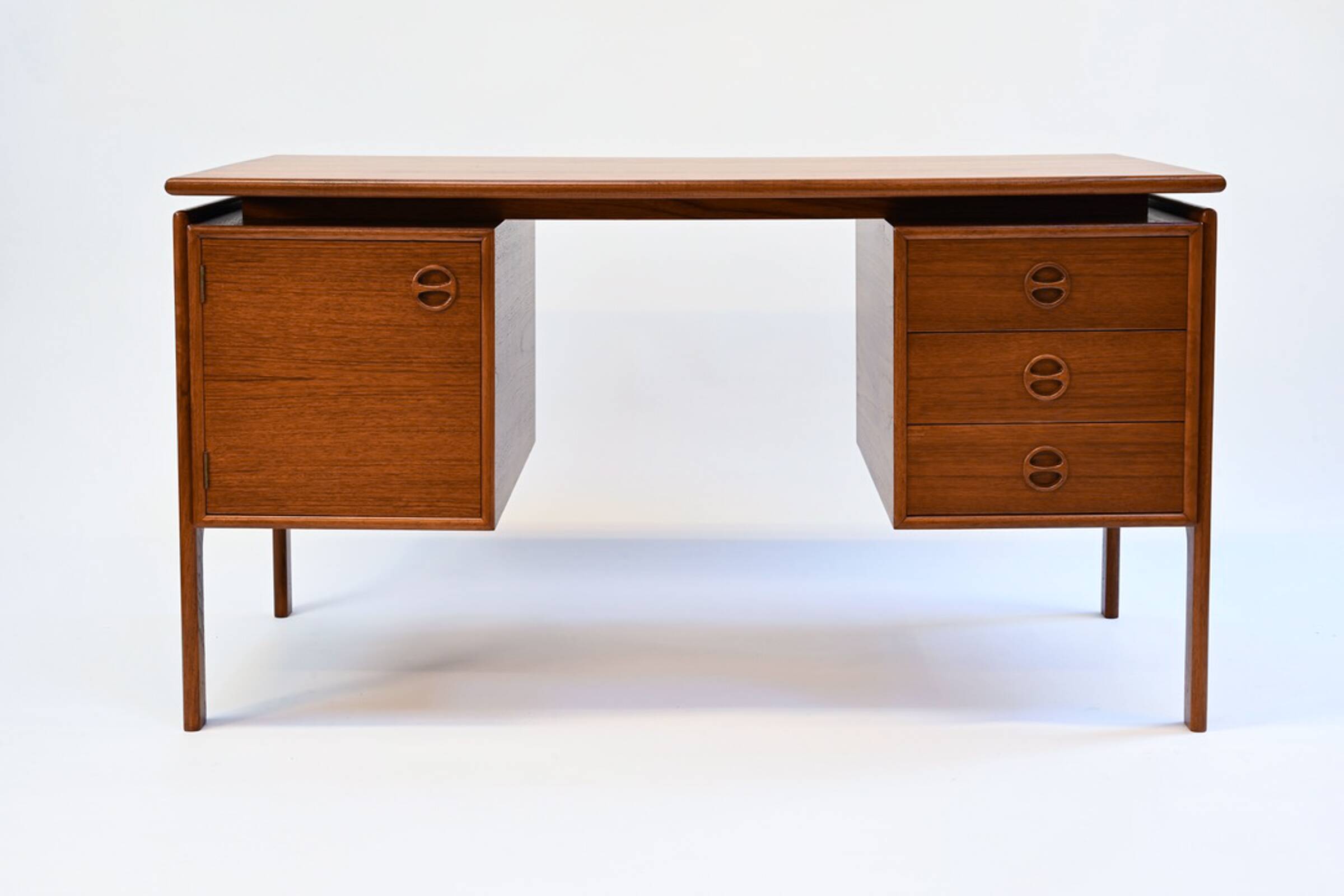 Arne Vodder Danish teak desk by GV Møbler, 1960s