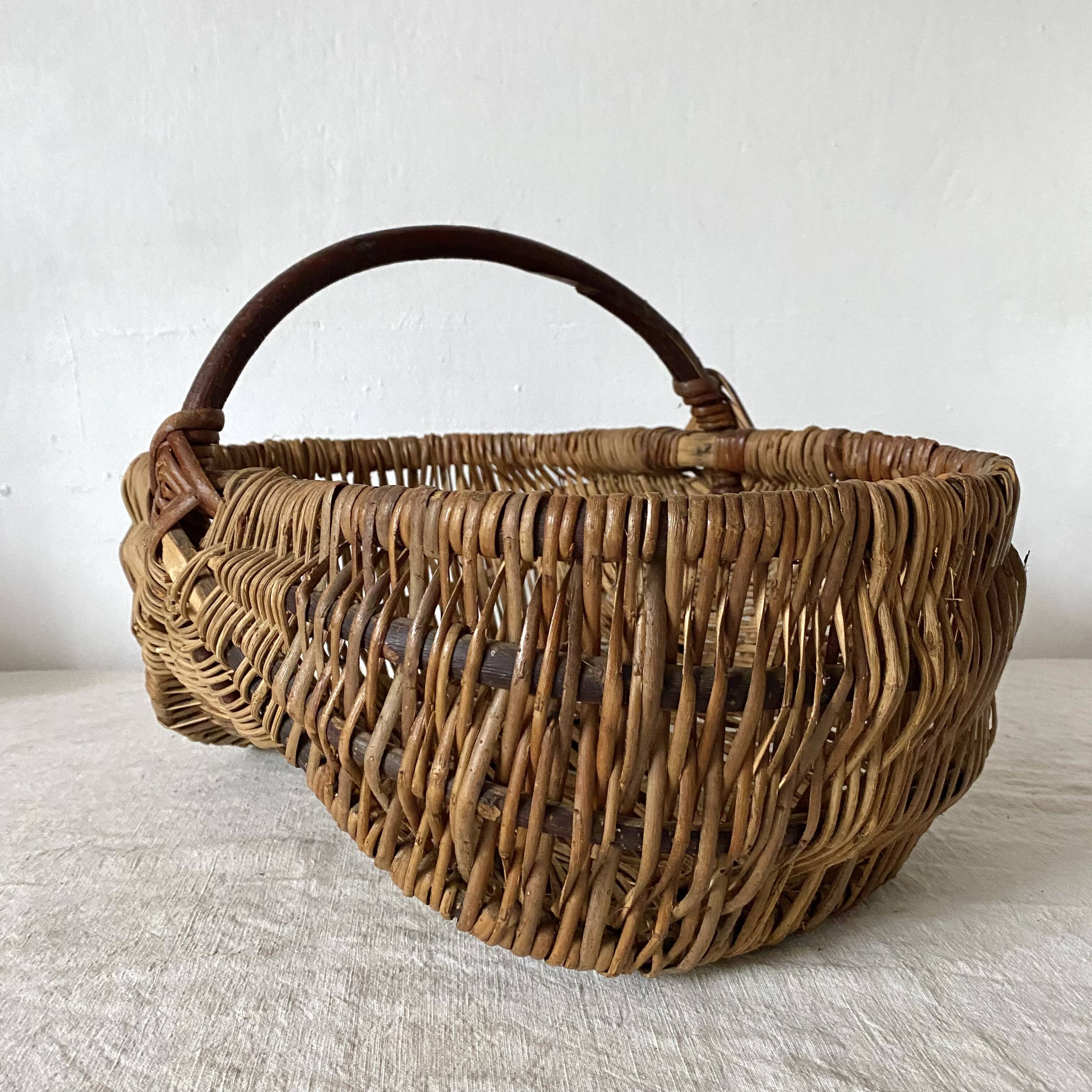 Woven wicker basket with hazelnut handle
