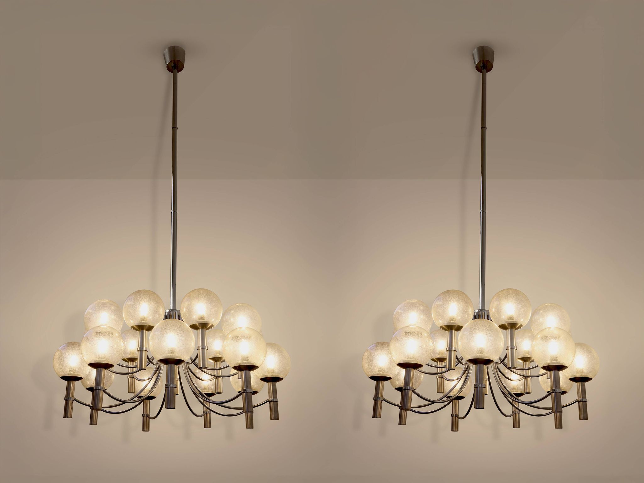 Paire de lustres de Veronese 165 cms acier verre Murano vers 1970