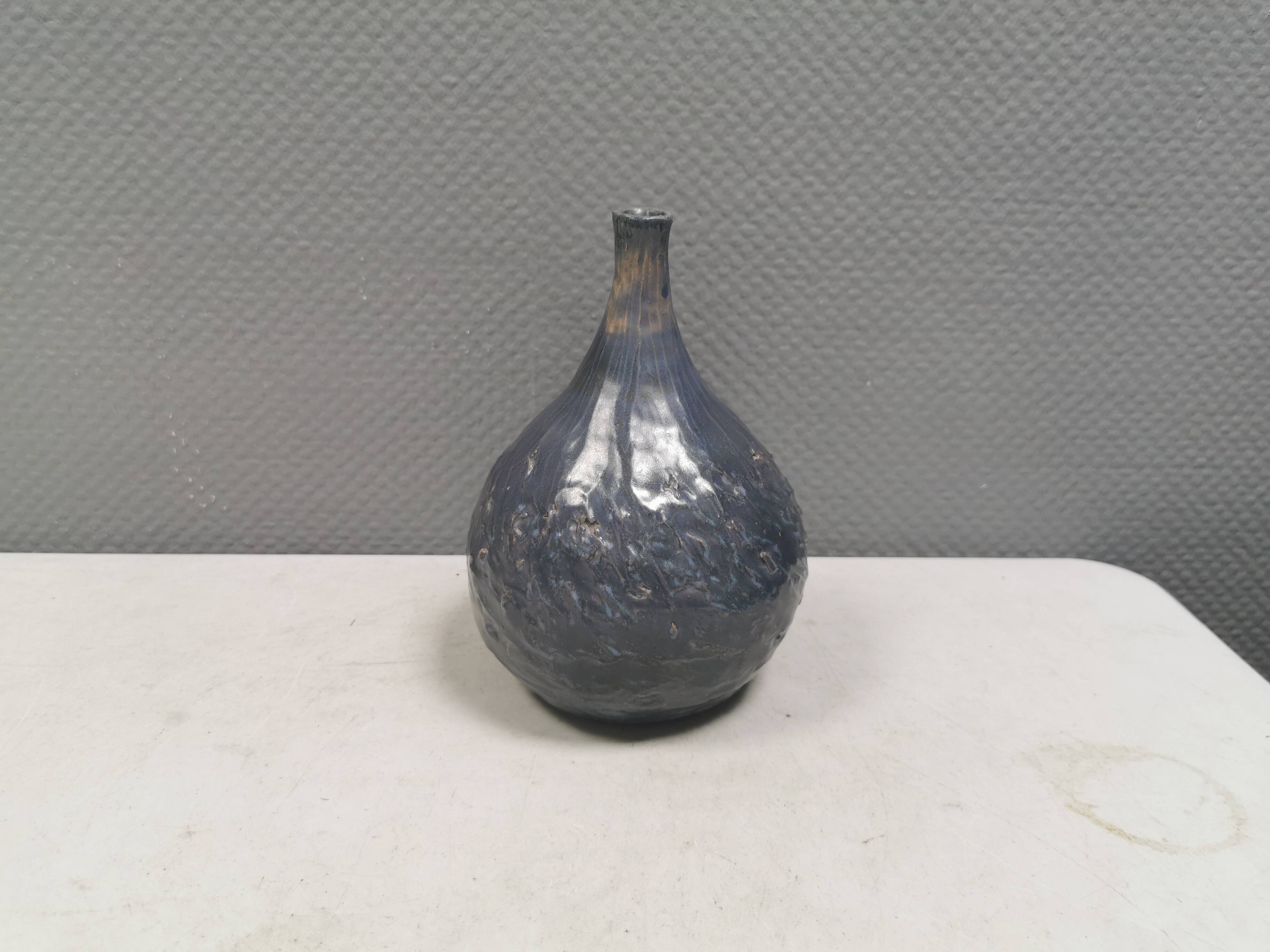 Vase Pauline Toynbee, Émail en cristal bleu texturé, forme organique, années 1980