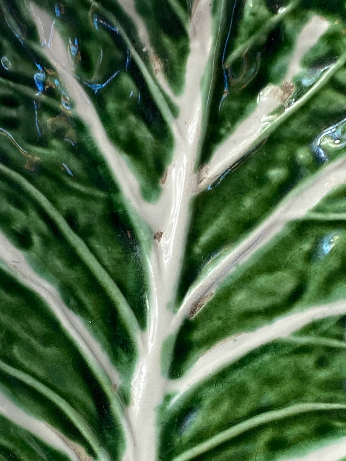 Cabbage leaf serving dish in majolica