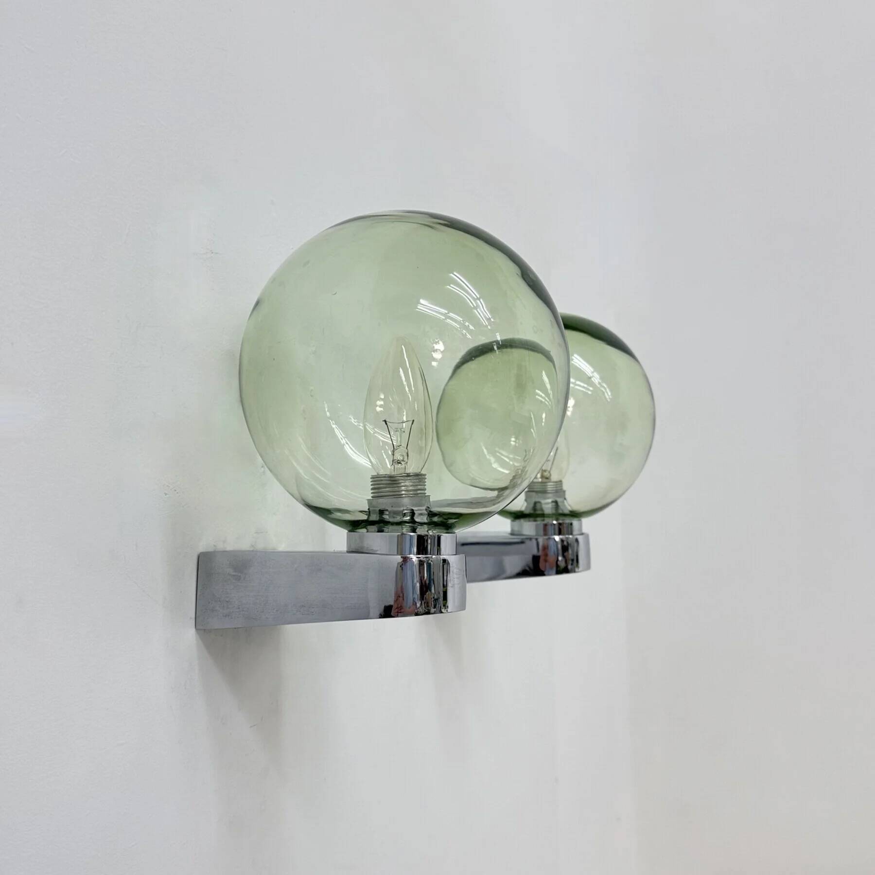Applique murale des années 70 en verre vert et chrome.