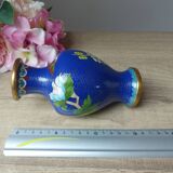 Ancien petit vase bleu en laiton cloisonné motif fleurs pivoine rose