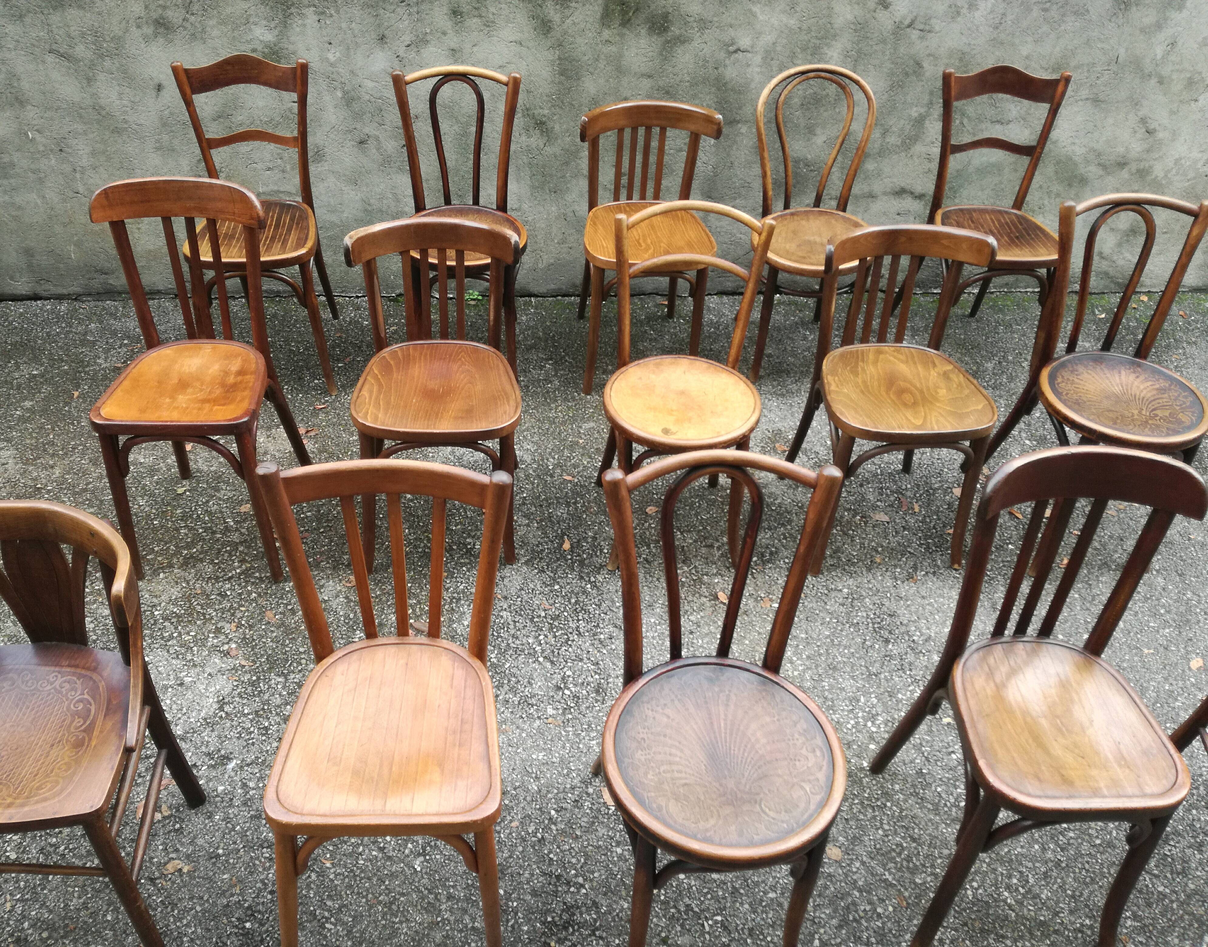 Lot de 15 chaises bistrot vintage