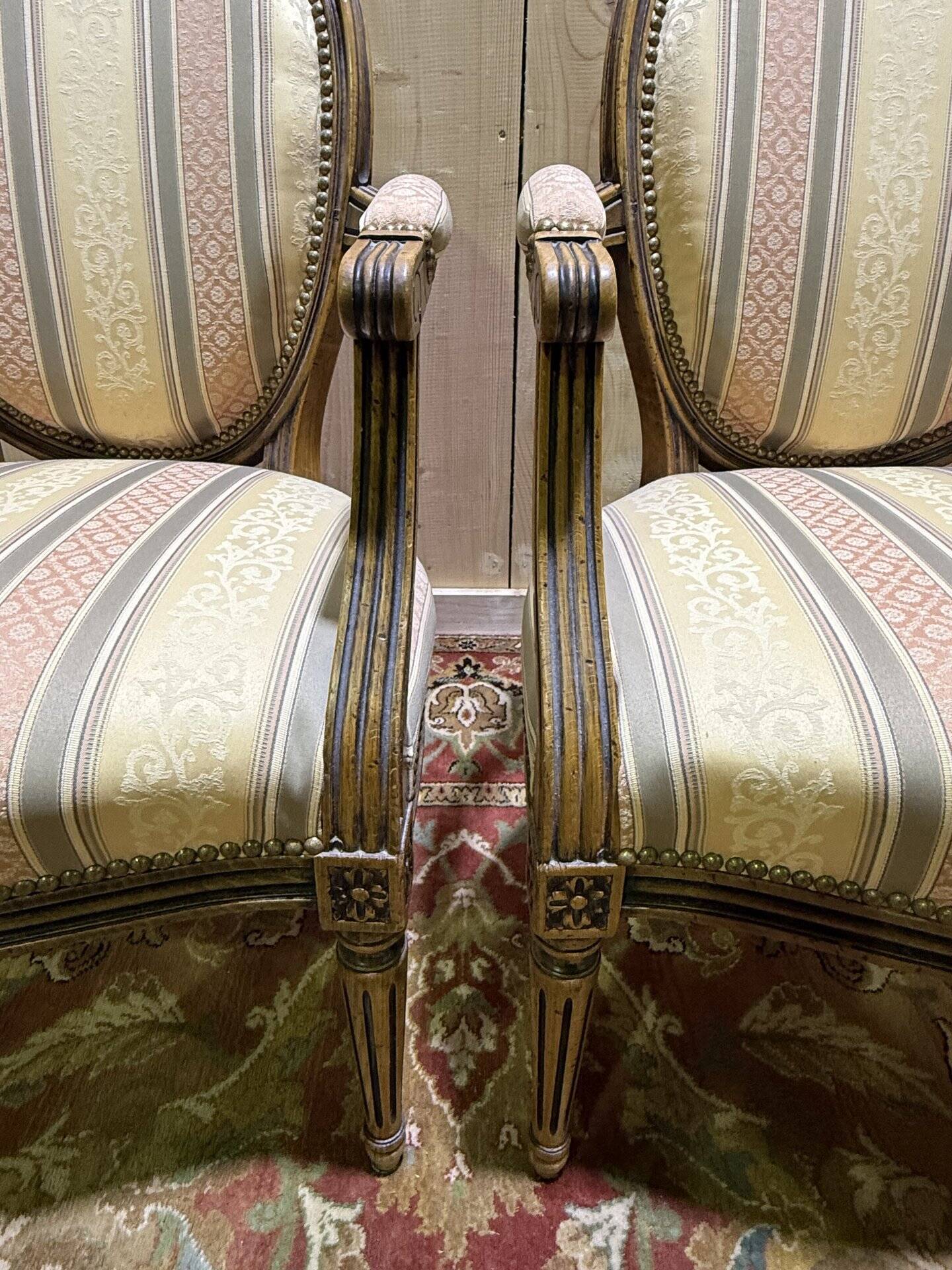 Paire de fauteuils médaillons de style Louis XVI