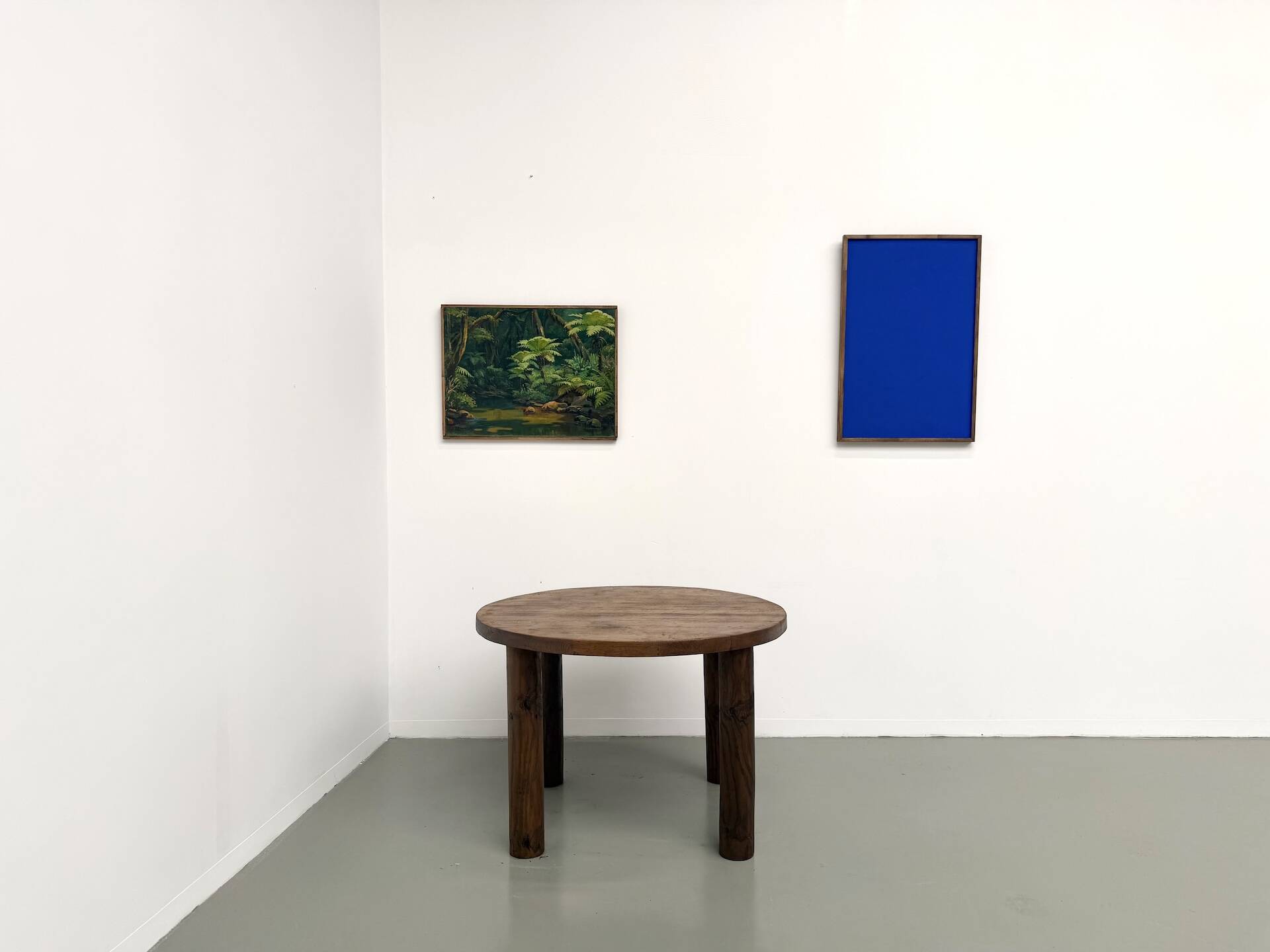 Table ronde moderniste chêne massif, piètement cylindrique pin, DLG Perrian