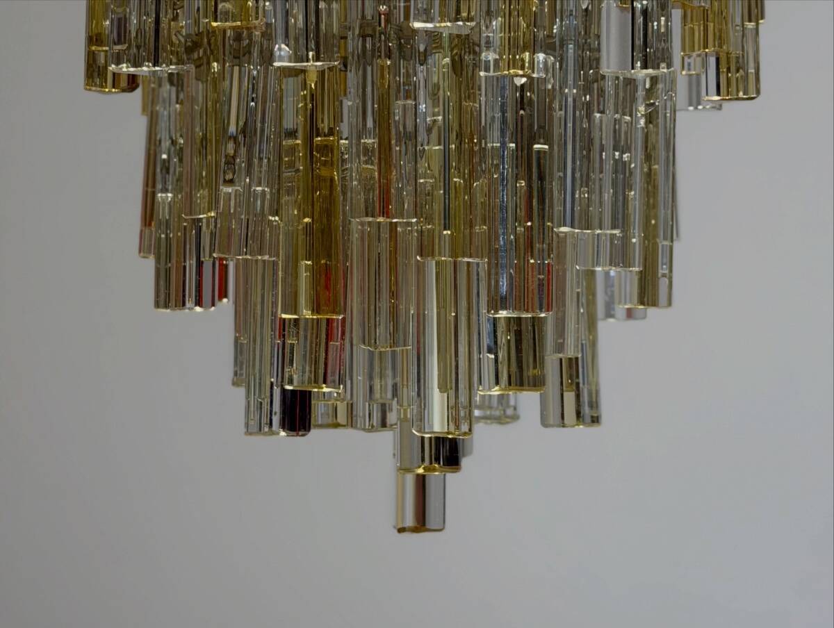Venetian chandelier in colourless and gold Murano glass, Venini Triedi model, circa 1960.