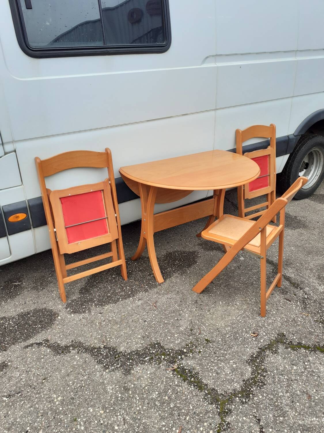“Space saving” dining set