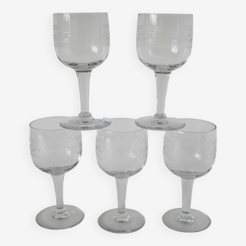 Lot de 5 verres à vin anciens gravés en verre soufflé, début XXème