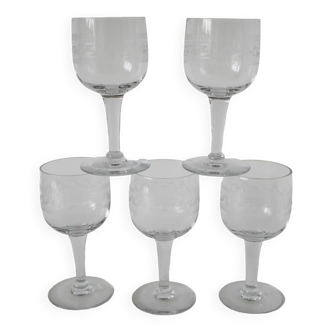 Lot de 5 verres à vin anciens gravés en verre soufflé, début XXème