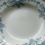 Assiette ancienne creuse, terre de fer modèle Hélène motif floral, début XXeme siecle