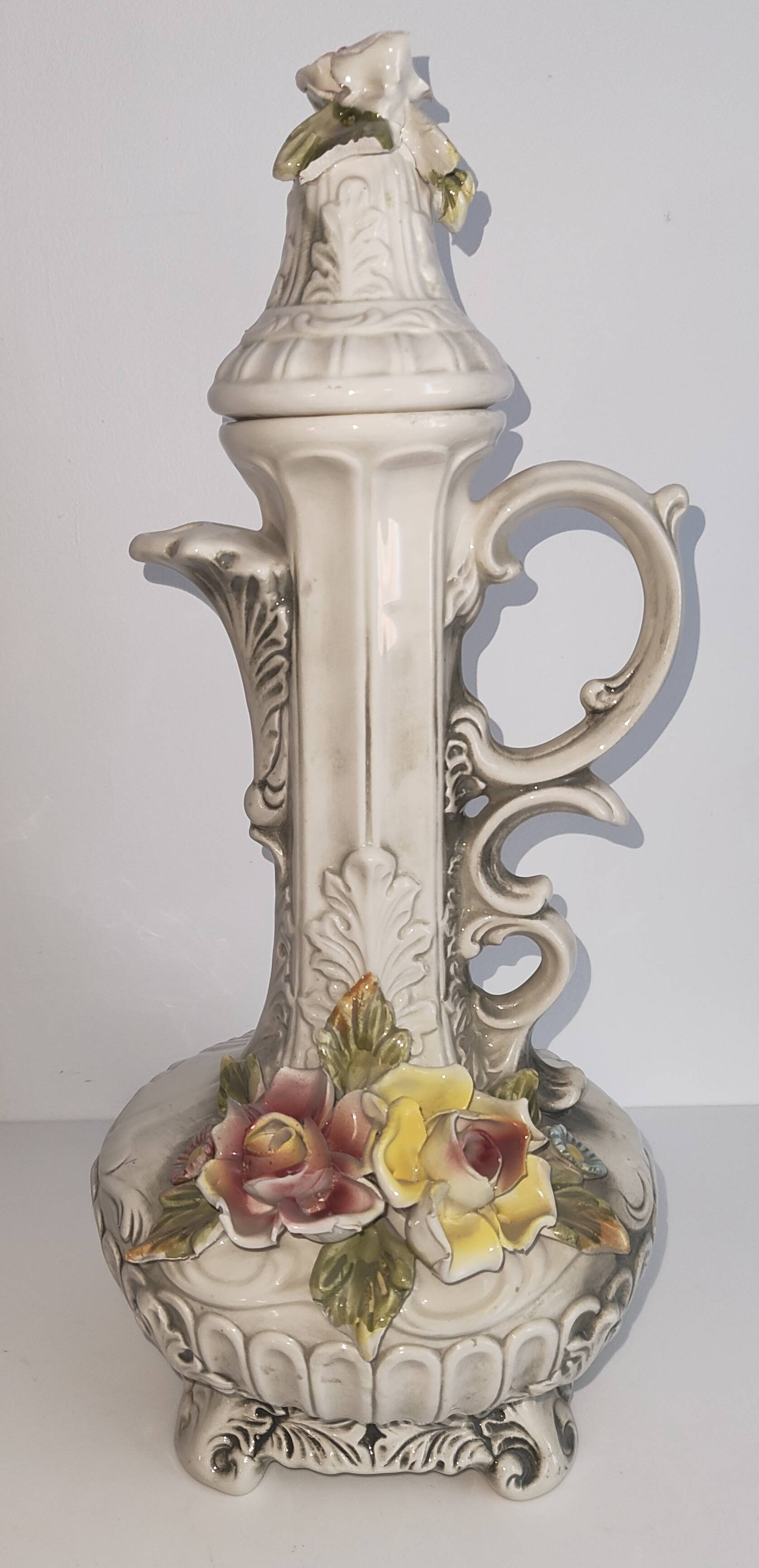 Pichet décoratif vintage en céramique italienne à décor floral en relief