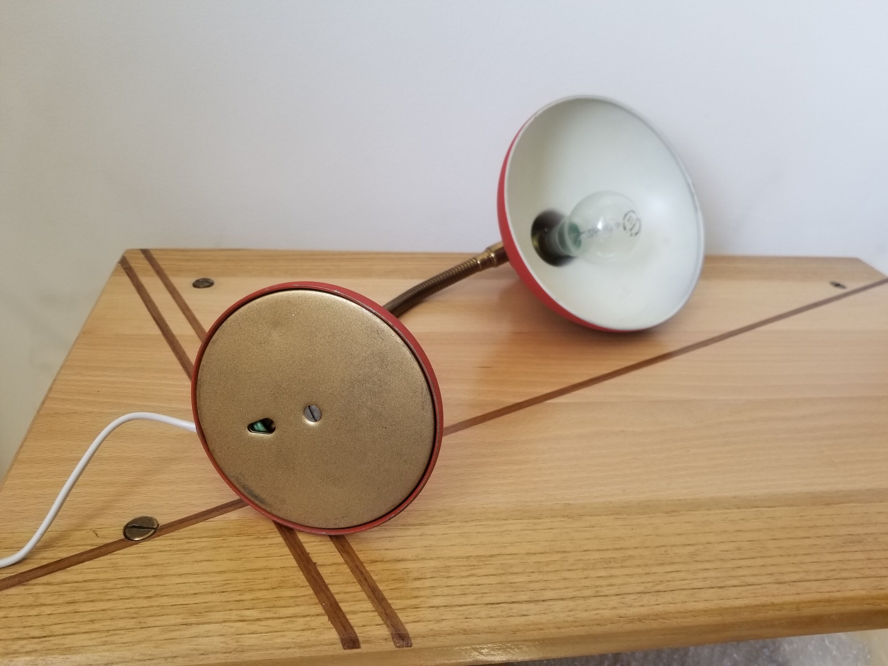 Vintage laying lamp in brass and grainy red aluminum - 50s