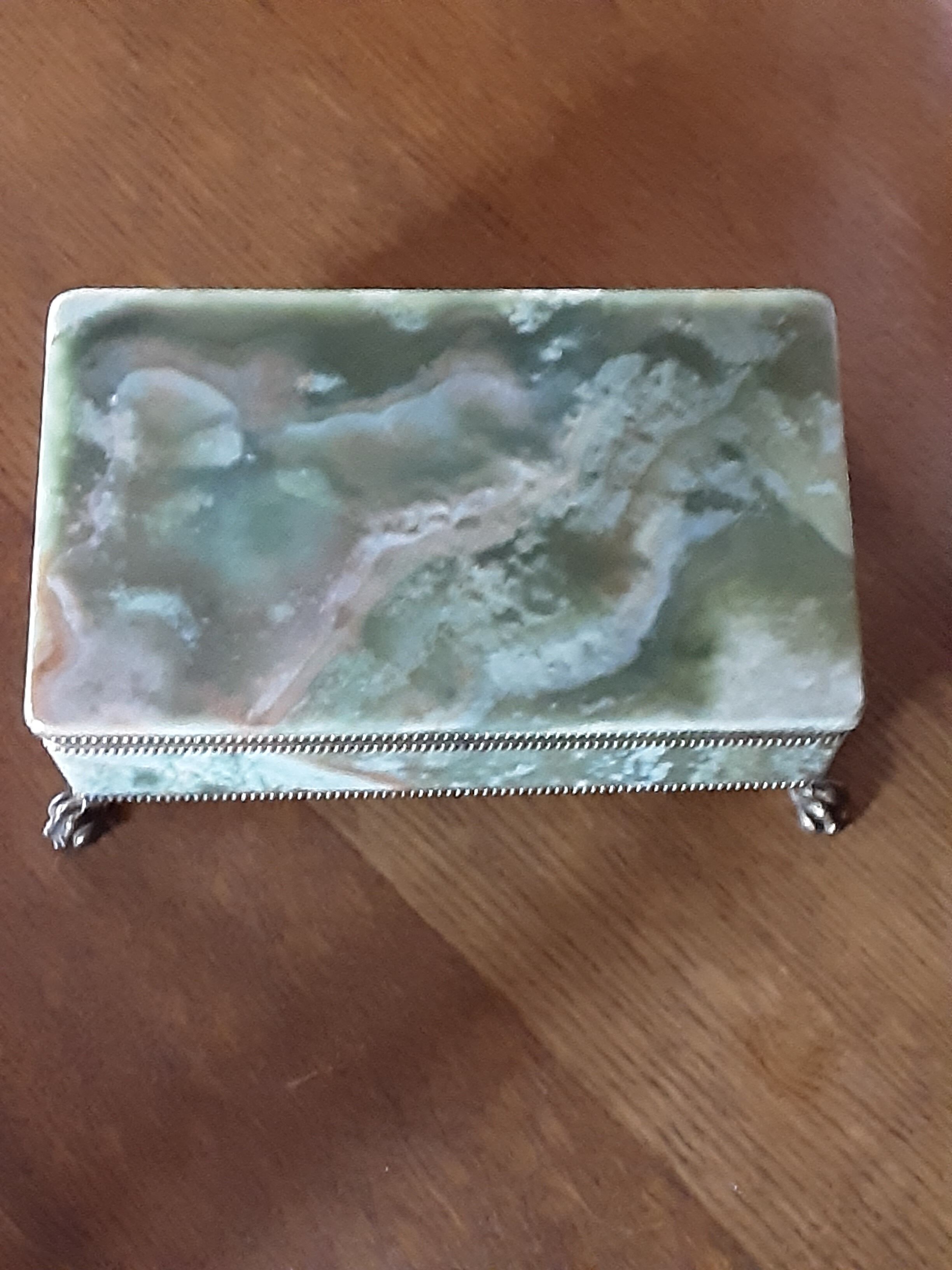 Alabaster Jewelry Box of superb alliance of green and ocher hues