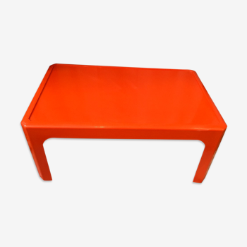 Sympathique table basse rectangulaire orange