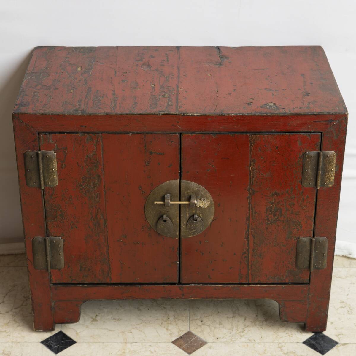 Petit cabinet en orme laqué rouge