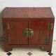 Petit cabinet en orme laqué rouge