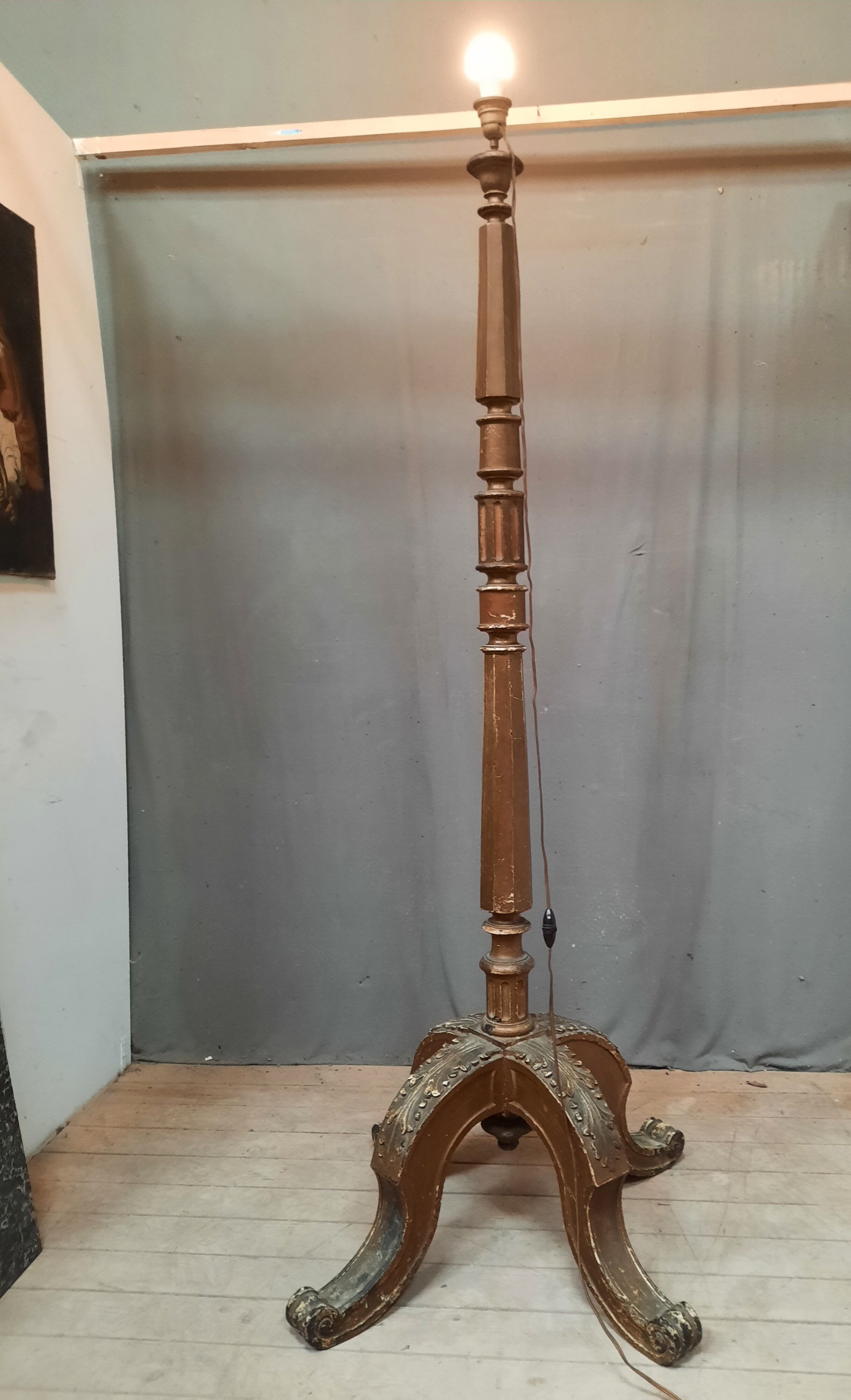 Lampadaire en bois doré