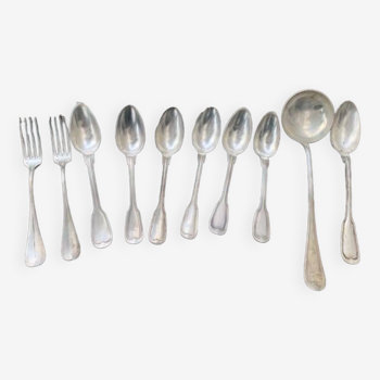 Lot de 10 couverts en metal argente, poinçon 84, composé de 6 cuillères a soupe dont une monogrammee