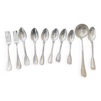 Lot de 10 couverts en metal argente, poinçon 84, composé de 6 cuillères a soupe dont une monogrammee