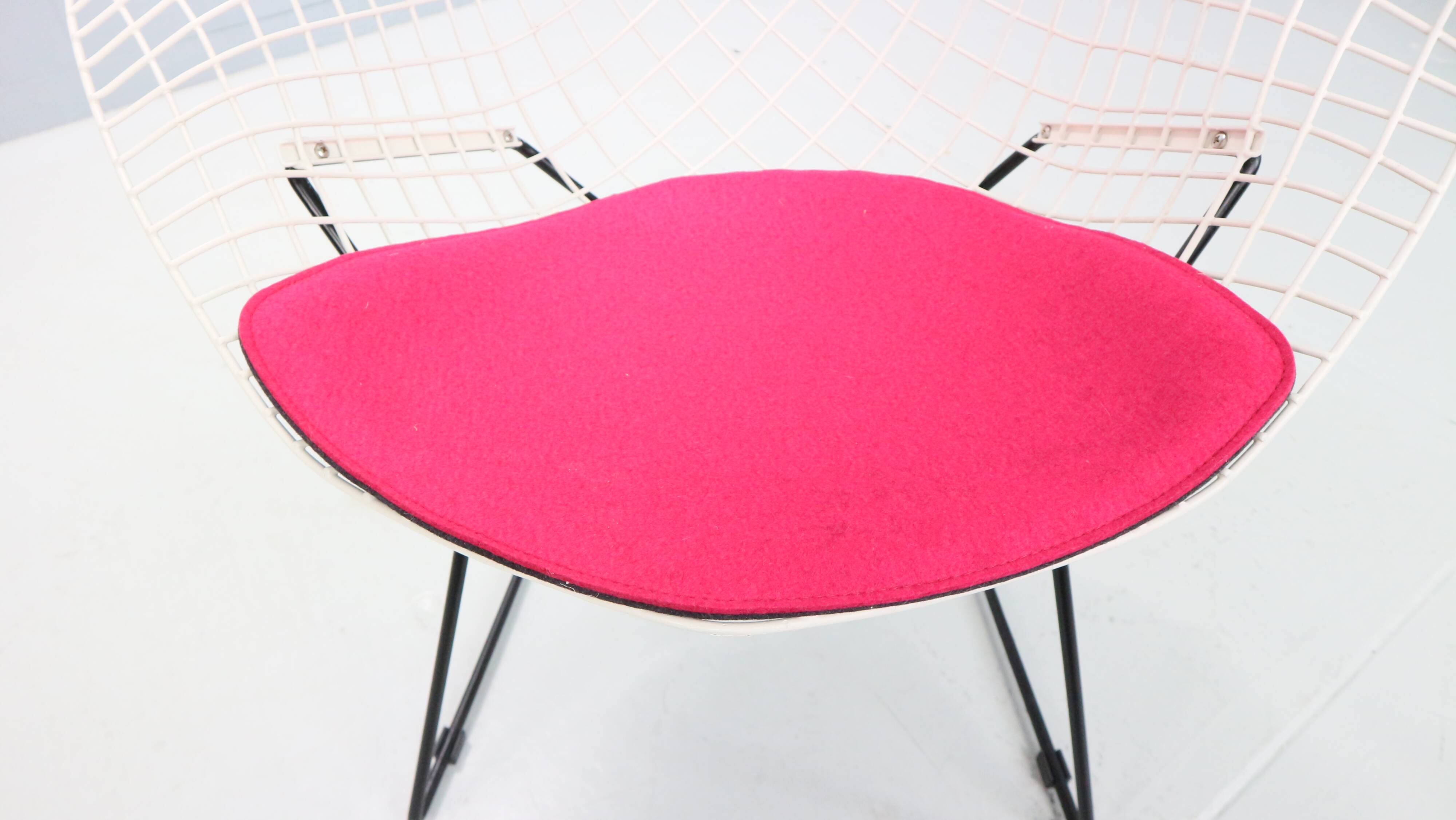 Diamond chair by Harry Bertoia in white & black metal and new seating 1960s