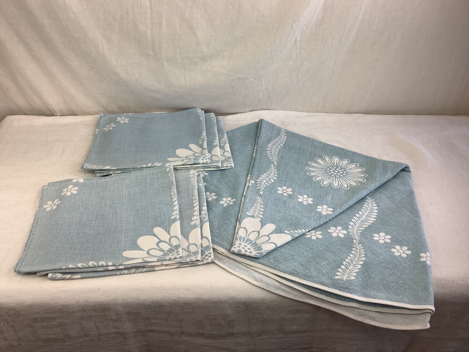Oval tablecloth and 6 towels