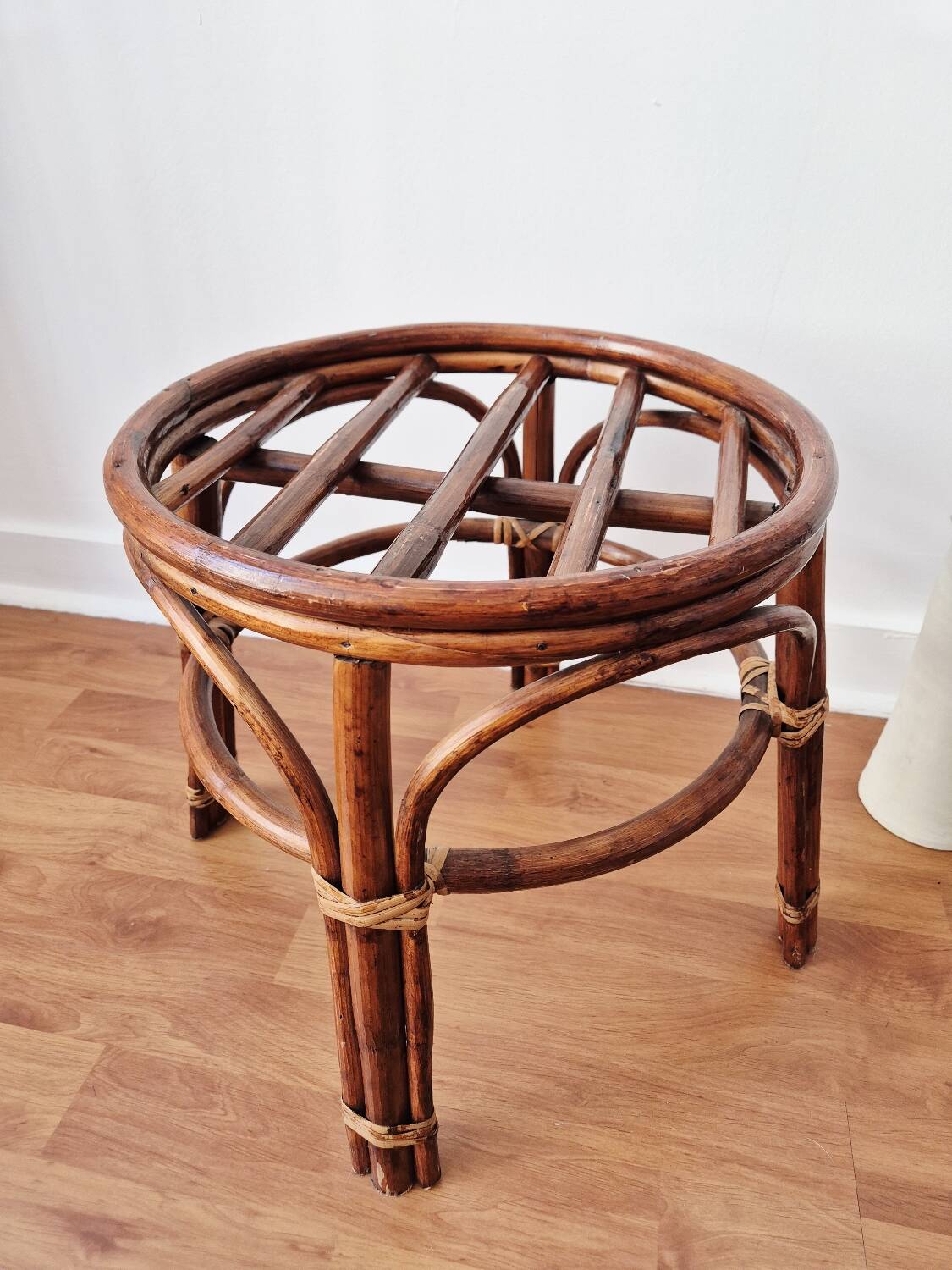Rattan stool/plant stand - Vintage