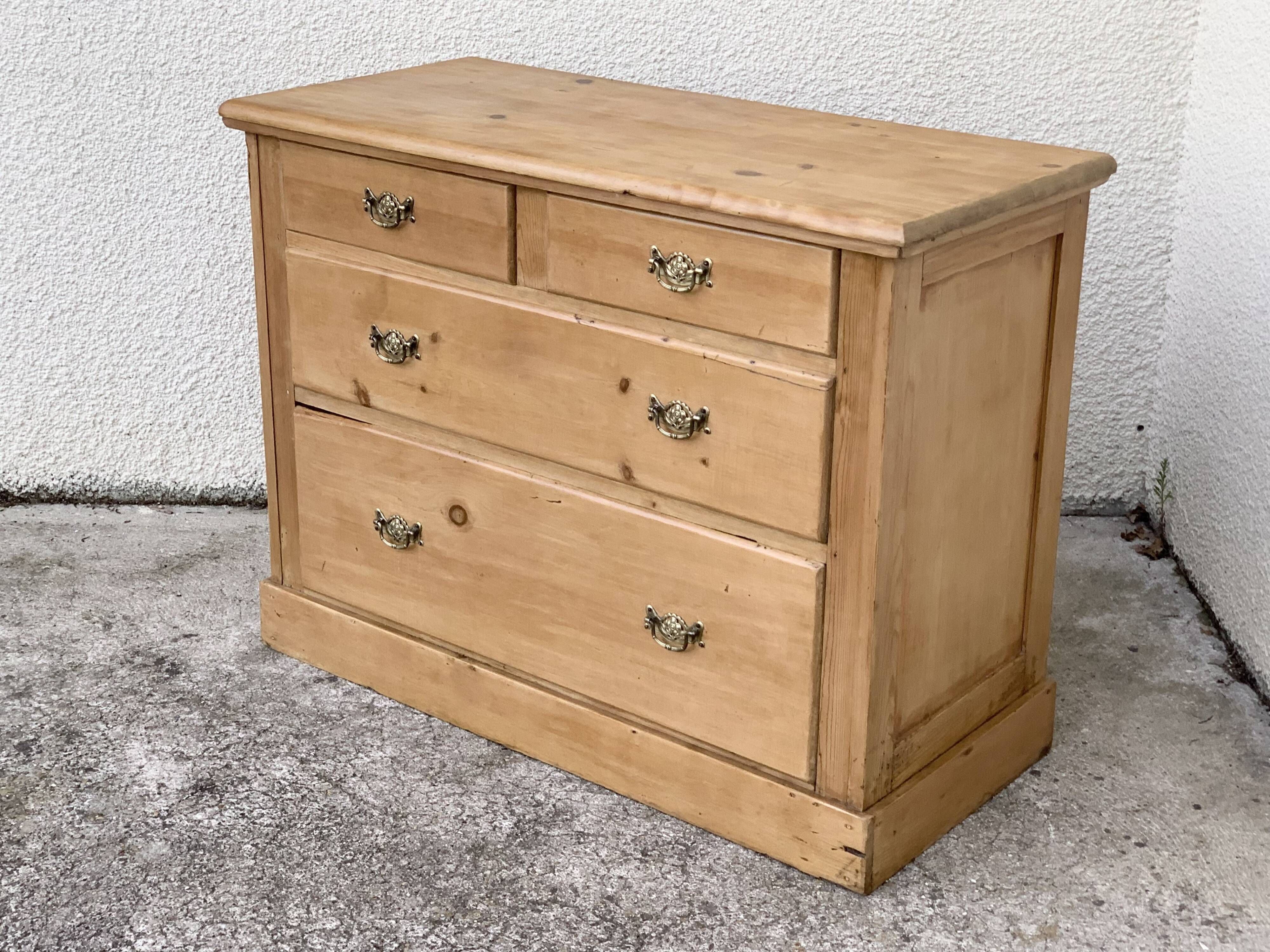 English style chest of drawers 1920 pine and pitchpin